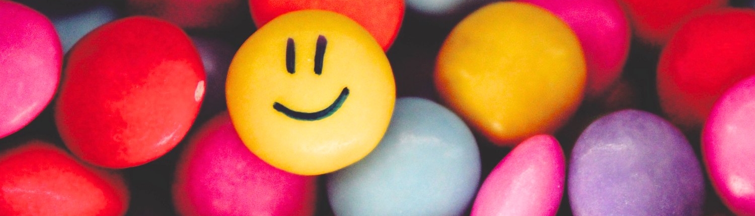 Botonetas de colores con una carita feliz agradeciendo por contactar a estudiosando