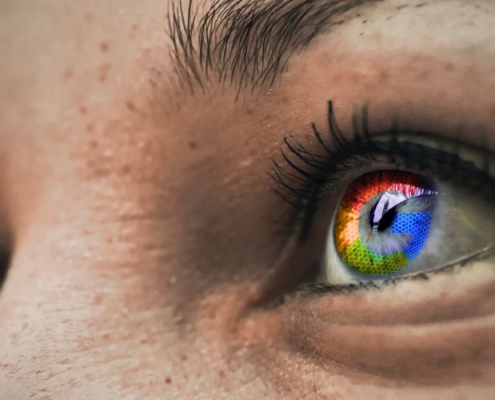 Los ojos de una persona con el reflejo del logotipo de google en sus ojos